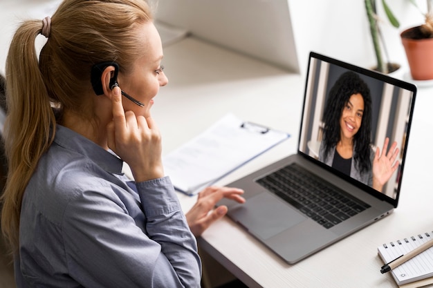 Donna del colpo medio in videoconferenza