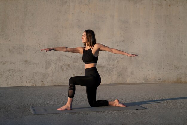 Donna del colpo pieno che fa yoga