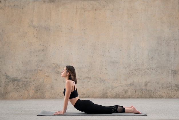 Donna del colpo pieno che fa yoga