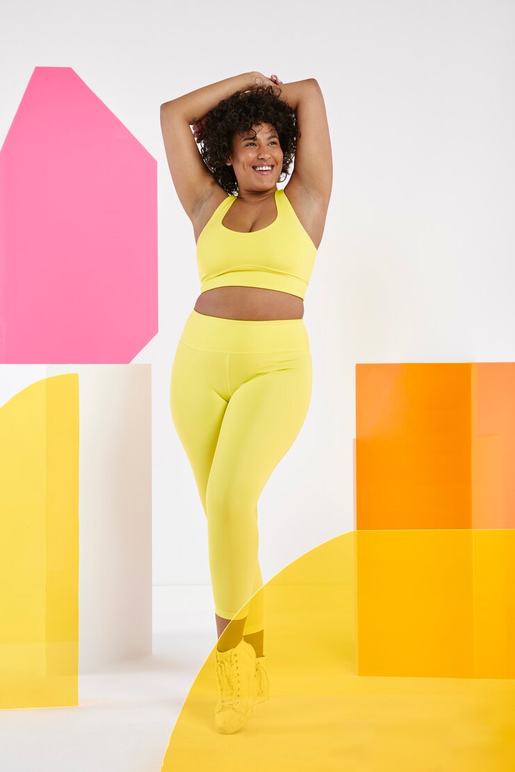 Foto gratuito donna del colpo pieno che indossa vestito giallo