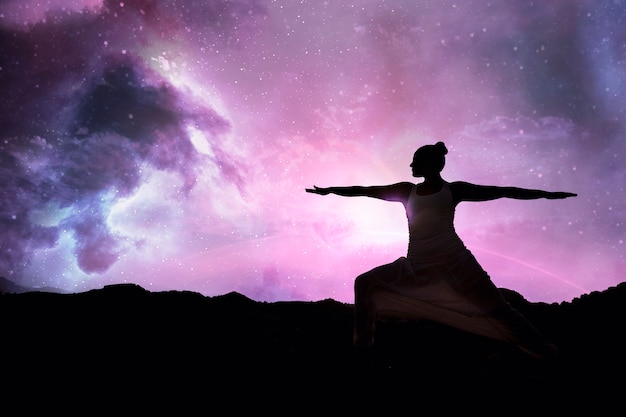 Donna del colpo pieno che medita con priorità bassa astratta