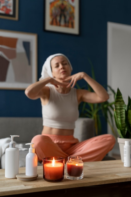 Donna del colpo pieno che pratica yoga facciale