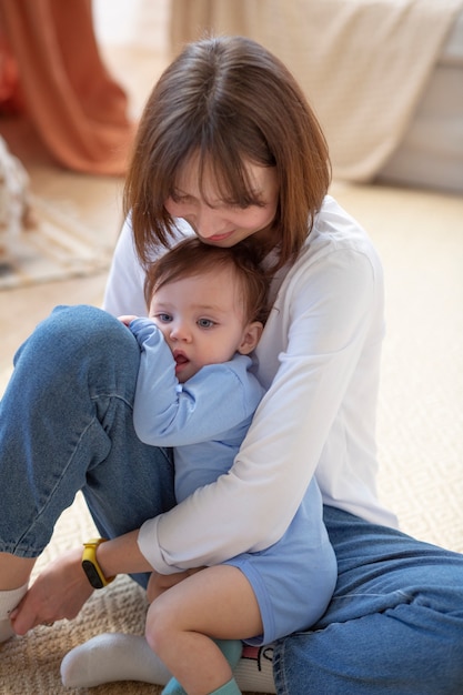 Donna del colpo pieno che tiene bambino sveglio