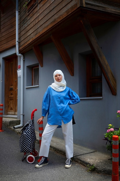 Donna del colpo pieno con l'hijab all'aperto