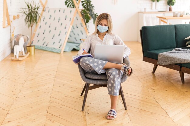 Donna del colpo pieno con la maschera funzionante