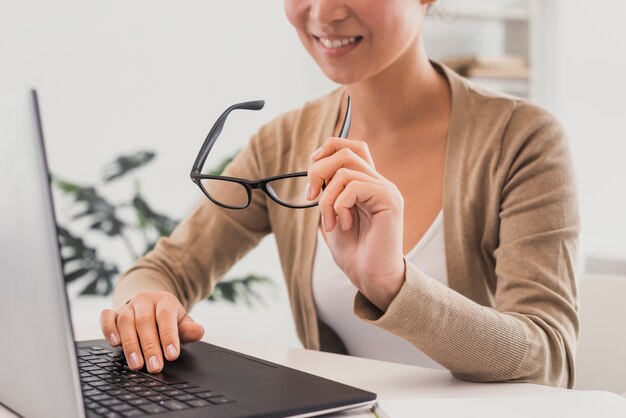 Donna del primo piano al modello dell'ufficio