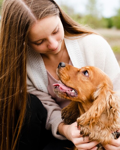 Donna del primo piano che esamina il suo cane