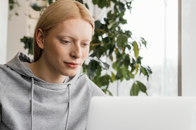 Donna del primo piano che lavora al computer portatile