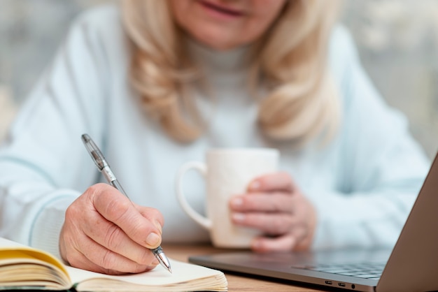 Donna del primo piano che lavora dalla casa