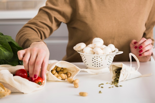 Donna del primo piano che prepara alimento fatto in casa