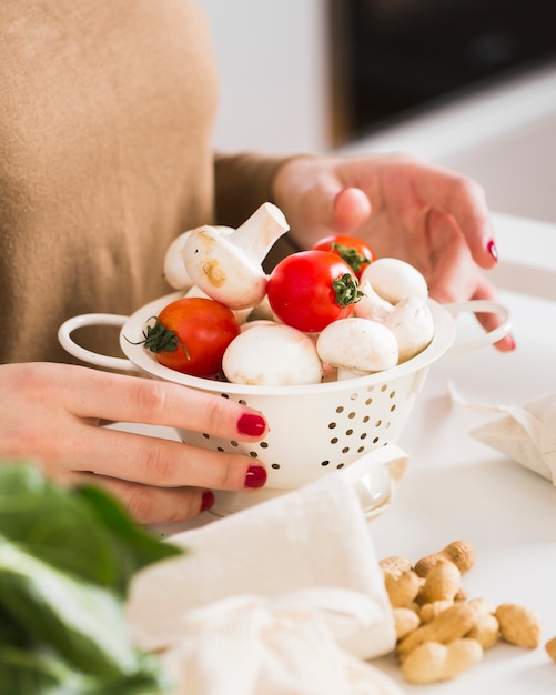 Donna del primo piano che prepara alimento fatto in casa