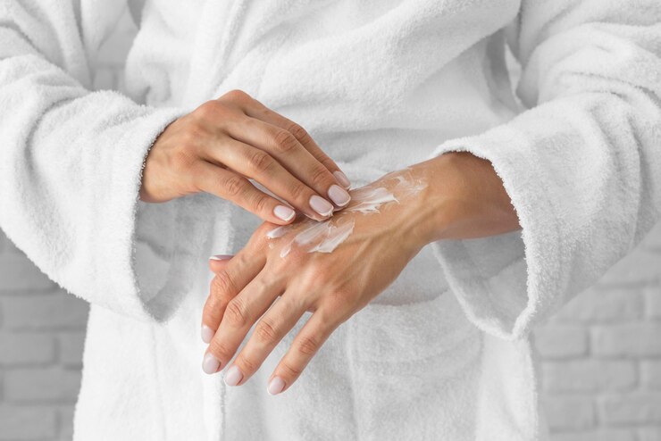 Foto gratuito donna del primo piano che prova le mani crema