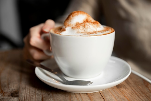 Donna del primo piano che serve poliziotto di caffè