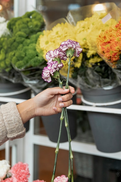 Donna del primo piano che tiene i bei fiori