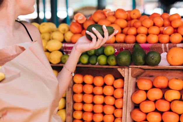 Donna del primo piano che tiene un avocado