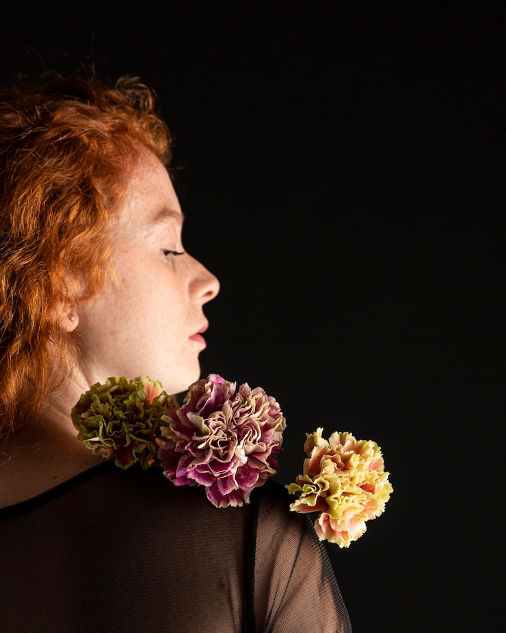 Foto gratuito donna del primo piano che tiene un fiore