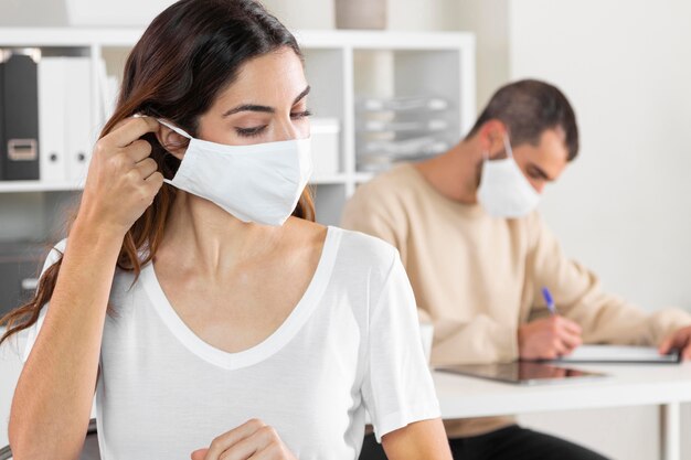 Donna del primo piano che toglie la maschera