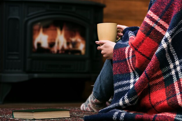 Donna del primo piano coperta in coperta