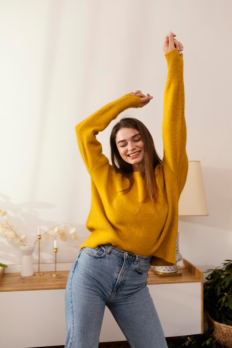 Foto gratuito donna del ritratto a ballare a casa