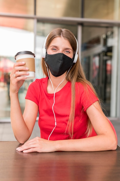 Donna del ritratto al terrazzo con la maschera