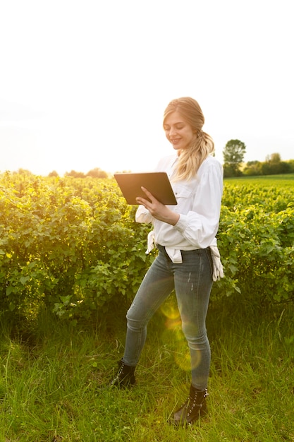 Donna del ritratto all'azienda agricola con la compressa