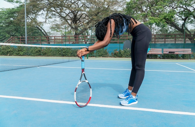 Donna del ritratto che gioca tennis