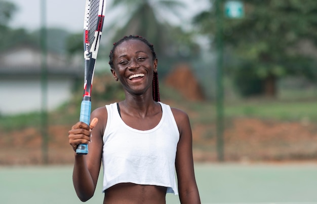 Donna del ritratto che gioca tennis