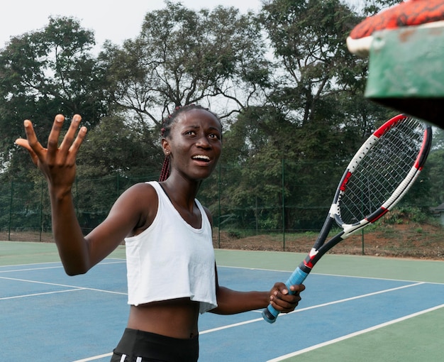 Donna del ritratto che gioca tennis