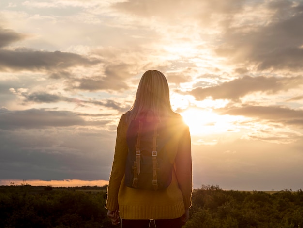 Donna del ritratto che gode del tramonto