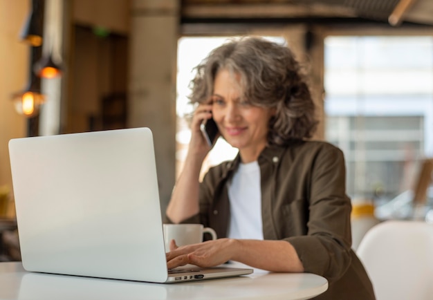 Donna del ritratto che parla sul cellulare