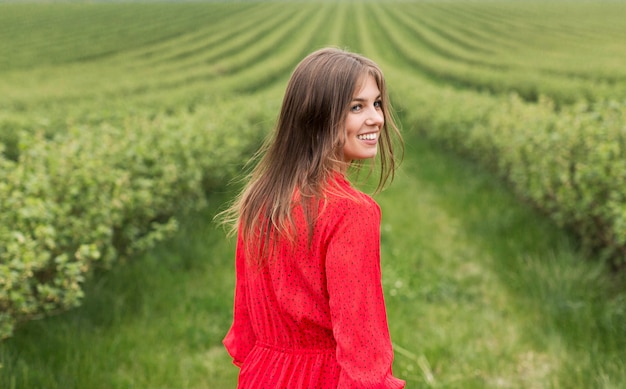 Donna del ritratto che porta vestito rosso