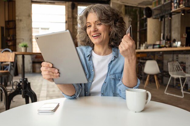 Donna del ritratto con il lavoro del computer portatile