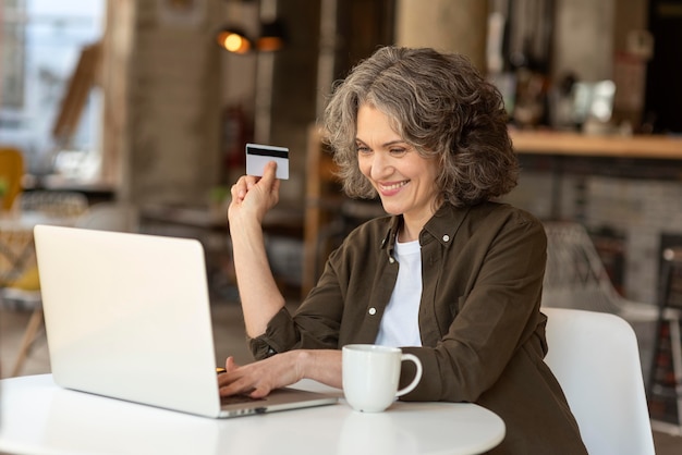 Donna del ritratto con il lavoro del computer portatile