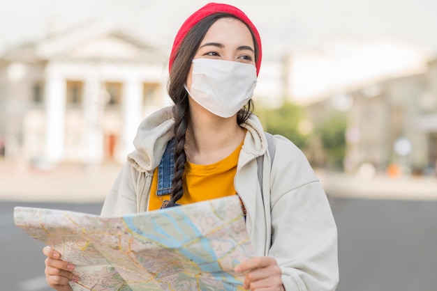 Donna del ritratto con la maschera d'uso della mappa