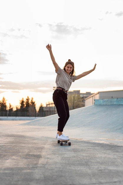 Donna del ritratto con lo skateboard