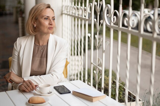 Donna del tiro medio al ristorante