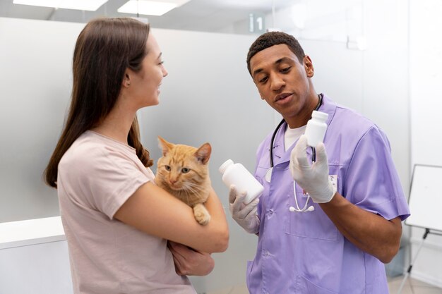 Donna del tiro medio alla clinica veterinaria