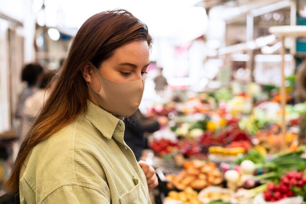 Donna del tiro medio che indossa la maschera