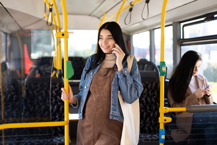 Foto gratuito donna del tiro medio che parla al telefono