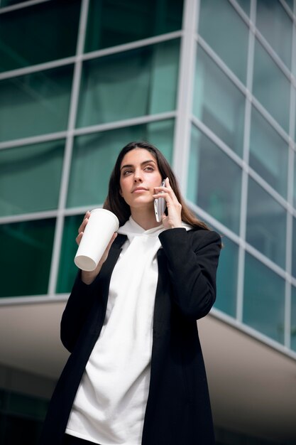 Donna del tiro medio che parla al telefono