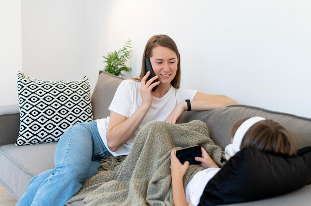 Donna del tiro medio che parla al telefono