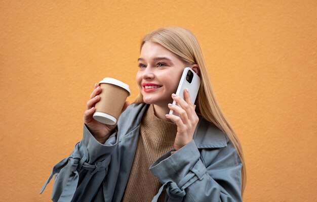 Donna del tiro medio che parla al telefono