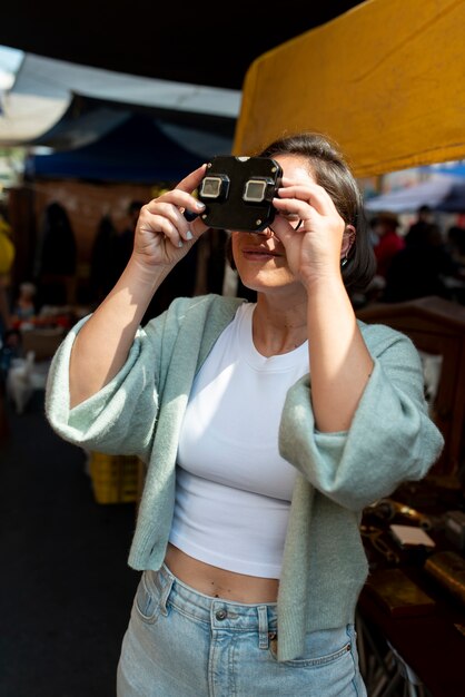 Donna del tiro medio che scatta foto