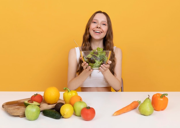 Donna del tiro medio con cibo sano