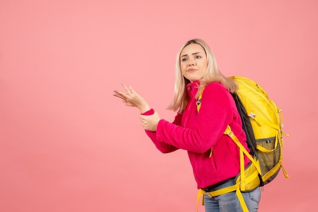 Donna del viaggiatore di vista frontale con lo zaino che confonde