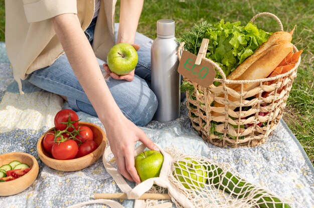 Donna dell'angolo alto che ha picnic