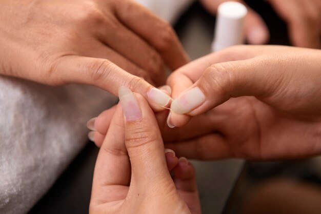 Donna dell'angolo alto che ottiene una manicure