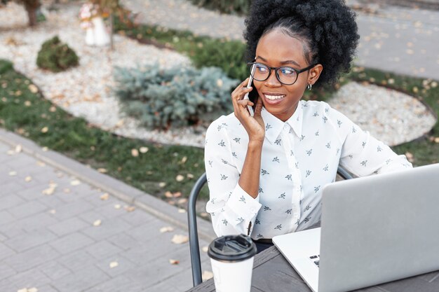 Donna dell'angolo alto che parla sopra il telefono