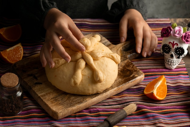 Donna dell'angolo alto che prepara l'impasto del pan de muerto