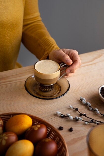 Donna dell'angolo alto con la tazza di caffè